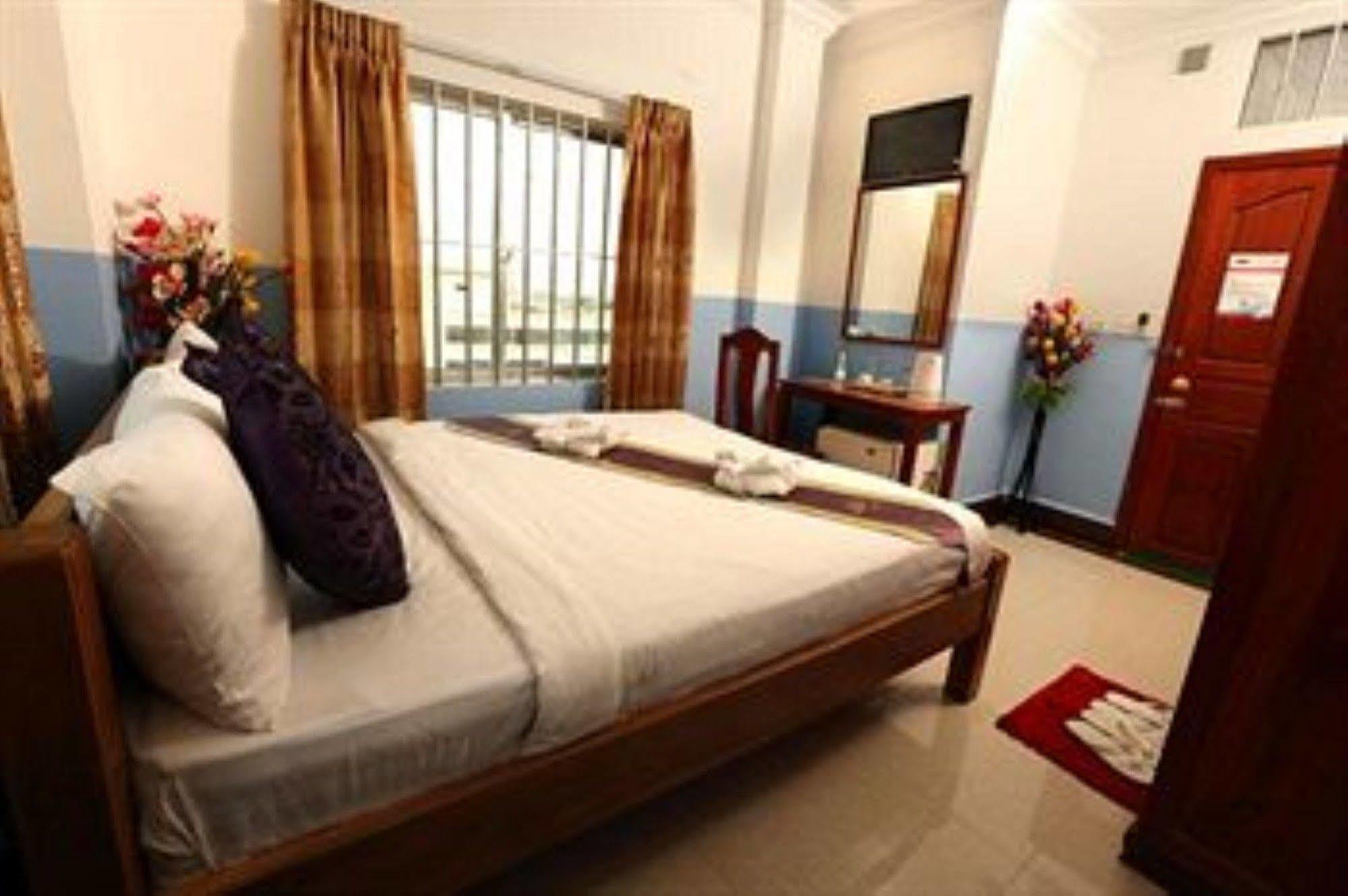 Queenwood Hotel Phnom Penh Dış mekan fotoğraf